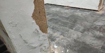 Λείπουν ολόκληρα κομμάτια από κολώνες. 