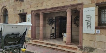 Η είσοδος της υποτιθέμενης Πινακοθήκης