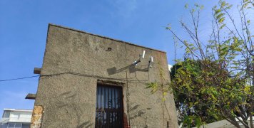 Το ντεπόζιτο βρίσκονταν πάνω από τα ηχεία Το ντεπόζιτο βρίσκονταν πάνω από τα ηχεία