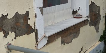 Το διπλανό κτίριο ερείπιο