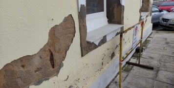 Το διπλανό κτίριο ερείπιο