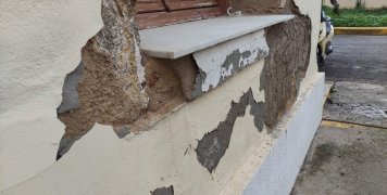 Το διπλανό κτίριο ερείπιο