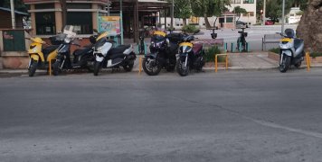 Η...μάντρα απέναντι και κάτω από το γραφείο του Δημάρχου Χίου