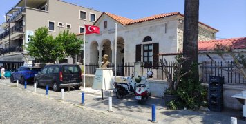 Το παλιό ελληνικό σχολείο Φώκαιας, δίπλα στην Αγία Ειρήνη
