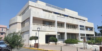 Ακαθάριστα μάρμαρα, σχισμένη τέντα Ακαθάριστα μάρμαρα, σχισμένη τέντα