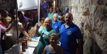 Οι... άπιαχτοι Λατούσοι με λουκουμάδες, κρασί,σούμα και... μέλι Σιδεράκη