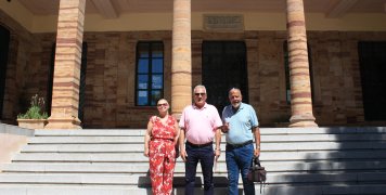 Ο Γενικός Γραμματέας της Ελληνικής Μαθηματικής Εταιρείας, Γιάννης Τυρλής, στο 1ο Πειραματικό Γυμνάσιο Χίου, με την Αντιπρόεδρος του παραρτήματος ΕΜΕ Χίου, Ελένη Κιτρίνου και το μέλος του Δ.Σ., Μανώλη Ζούντα.