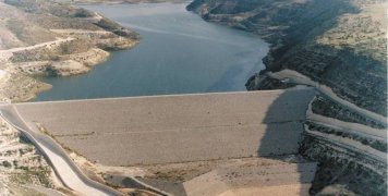 Φράγμα, φυσικά γεμάτο νερό, γι' αυτό γίνονται τα φράγματα στην Κύπρο