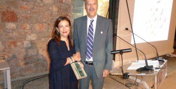 Ο Κ. Γαννιάρης βραβεύει την Διευθύντρια του Πολιτιστικού Ιδρύματος της Τραπέζης Πειραιώς