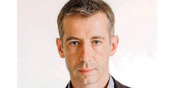  O βραβευθείς συγγραφέας Μάικλ Χιουζ.