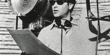 Ο Γιάννης Χρήστου στο Αρχαίο Θέατρο των Δελφών το 1964, για τα γυρίσματα εκπομπής για την αμερικανική τηλεόραση με τίτλο «The Inner World» και αποσπάσματα από αρχαίες τραγωδίες, σε σκηνοθεσία του Αλέξη Μινωτή. Αφηγητής και σχολιαστής ήταν ο γνωστός Βρεταν Ο Γιάννης Χρήστου στο Αρχαίο Θέατρο των Δελφών το 1964, για τα γυρίσματα εκπομπής για την αμερικανική τηλεόραση με τίτλο «The Inner World» και αποσπάσματα από αρχαίες τραγωδίες, σε σκηνοθεσία του Αλέξη Μινωτή. Αφηγητής και σχολιαστής ήταν ο γνωστός Βρεταν