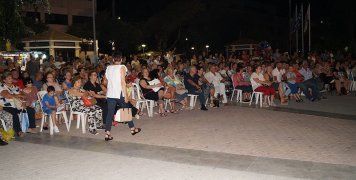 Ο Σύλλογος Ποντίων γέμισε την πλατεία χορευτές και κόσμο