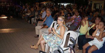 Ο Σύλλογος Ποντίων γέμισε την πλατεία χορευτές και κόσμο