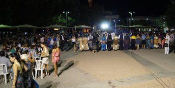 Ο Σύλλογος Ποντίων γέμισε την πλατεία χορευτές και κόσμο