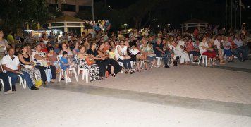 Ο Σύλλογος Ποντίων γέμισε την πλατεία χορευτές και κόσμο