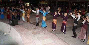 Ο Σύλλογος Ποντίων γέμισε την πλατεία χορευτές και κόσμο