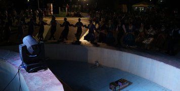 Ο Σύλλογος Ποντίων γέμισε την πλατεία χορευτές και κόσμο