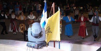 Ο Σύλλογος Ποντίων γέμισε την πλατεία χορευτές και κόσμο