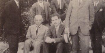 Συγκέντρωση στο περιβόλι Χωρέμη. Διακρίνεται καθισμένος στο κέντρο ο Γεώργιος Παπανδρέου και όρθιοι στα δεξιά ο Χριστόφορος Ροδοκανάκης και ο Νικόλαος Πλαστήρας. Όρθιος, δεύτερος από αριστερά, ο Γεώργιος Χωρέμης.