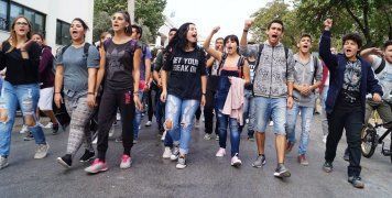 Μαθητικό ποτάμι στους δρόμους της πόλης για το κλείσιμο των ΕΠΑΛ