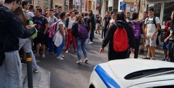 Μαθητικό ποτάμι στους δρόμους της πόλης για το κλείσιμο των ΕΠΑΛ