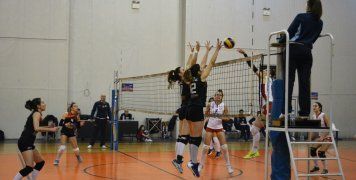 Η Δέσποινα Σιδεράτου ήταν από τις καλύτερες παίκτριες του Πορφύρα στη νικηφόρα αναμέτρηση με 3-1 σετ επί του Γ.Σ. Ηλιούπολης, με την ομάδα του Πειραιά να προκρίνεται για 1η φορά στην ιστορία της στους «8» του Κυπέλλου Ελλάδος. Η χιώτισσα διαγώνια (νούμερο 12) μαζί με συμπαίκτριά της, διακρίνεται σε μια προσπάθειά τους να ανακόψουν με μπλοκ την επίθεση του Γ.Σ. Ηλιούπολης. Φωτό: www.porfyrasvolley.blogspot.gr