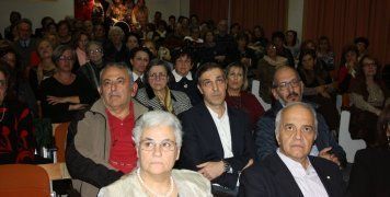 Άποψη της αίθουσας και διακρίνονται η κυρία Μάγδα Τσολάκη καθηγήτρια Νευρολογίας ΑΠΘ, ο κ. Σίμος Γεραζούνης δερματολόγος, πρόεδρος του τοπικού παραρτήματος του Ερυθρού Σταυρού. Επίσης διακρίνεται ο καρδιολόγος και πρόεδρος του ιατρικού συλλόγου Χίου Θανάσης Καρτάλης, ο ενδοκρινολόγος και εκπρόσωπος του δημάρχου Χίου κ.Ιωάννης Γεωργιάδης και ο αναισθησιολόγος μέλος του Ε.Ε.Σ κ. Διαμαντής Φύλλας.