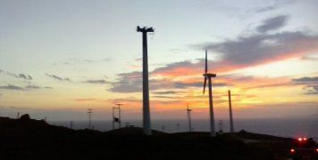 Από έκρηξη στην εικονιζόμενη ανεμογεννήτρια υποστηρίζει η Αντιδήμαρχος Περιβάλλοντος, Βιβή Ποταμούση, ότι ξεκίνησε η φωτιά στο Μελανειός