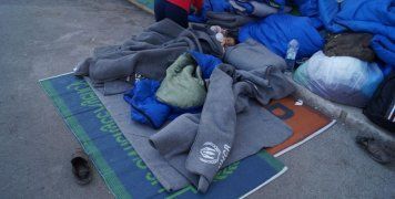 Αυτή τη στιγμή κοιμούνται μωρά στο δρόμο