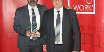 Ο διευθυντής ανθρώπινων πόρων, Θωμάς Χρήστου και ο εκπαιδευτικός σύμβουλος, Νίκος Βαχαρέλης παραλαμβάνοντας το βραβείο