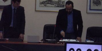 Η πίτα του Συμβουλίου κόβεται στο 3ο λεπτό του... αγώνα, σύμφωνα με το χρονόμετρο γηπέδου του Προέδρου.