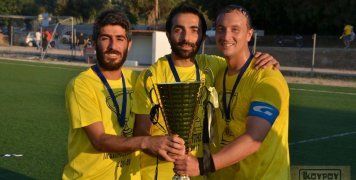 Τρεις παλιοσειρές του Κανάρη, οι Κώστας Φαρατζής, Κώστας Κάργατζης, Αλέξης Σοβατζής φωτογραφίζονται με την κούπα στα Θυμιανά. Φωτό: www.sportschios.gr