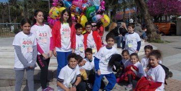 Τα παιδιά του 4ου Δημοτικού Σχολείου που πήραν μέρος στον αγώνα