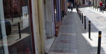 Η απόσταση που διήνυσε, μέχρι σχεδόν τα πόδια της κοπέλας που φαίνεται