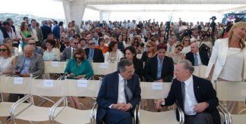 Σε πρώτο πλάνο ο πρώην πρωθυπουργός Αντώνης Σαμαράς και ο Πρόεδρος της Τράπεζας Πειραιώς Μιχάλης Σάλλας