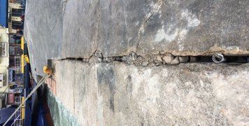 Το ρήγμα είναι τόσο μεγάλο, που χωράνε μέσα κουτιά αναψυκτικών