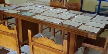 Απλωμένα να στεγνώσουν τα έγγραφα του σκάφους