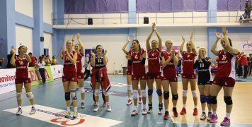 Οι παίκτριες του Ολυμπιακού χαιρετούν τους φιλάθλους της ομάδας τους που πήγαν να τις χειροκροτήσουν στο Κλειστό Γυμναστήριο των Καμποχώρων