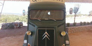 Το Citroen αντίκα που μετατράπηκε σε... μπαρ