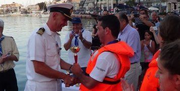 Ο λιμενάρχης Χίου, Χρήστος Φραγκιάς, βραβεύει τον κυβερνήτη της νικήτριας λέμβου, Γιώργο Παντελούκα