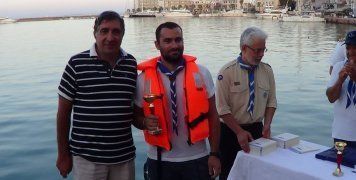 Ο Αργύρης Χατζελένης, Πρόεδρος του Παγχιακού Εκπολιτιστικού Συλλόγου Αξιωματικών Εμπορικού Ναυτικού, με τον κυβερνήτη της 2ης στην κατάταξη λέμβου, Χριστόφορο Αθηναίο