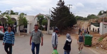 Το νεκροταφείο και δίπλα οι σκηνές