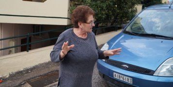 Δεν αντέχω πιά ακούω τα χτυπήματα και τρέχω αλαφιασμένη