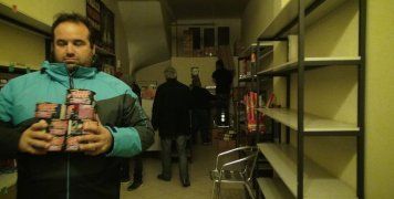 Κόλαση φωτιάς και νύχτα πυροτεχνημάτων έκαψε πάλι τον καταυλισμό της Σούδας