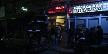 Κόλαση φωτιάς και νύχτα πυροτεχνημάτων έκαψε πάλι τον καταυλισμό της Σούδας