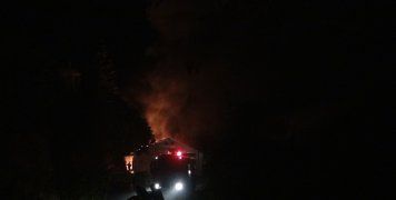 Κόλαση φωτιάς και νύχτα πυροτεχνημάτων έκαψε πάλι τον καταυλισμό της Σούδας