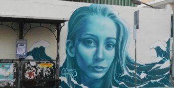 Έδωσαν παλμό και ζωή οι τοιχογραφίες του Stray Art Festival στη Σύρο, με εμπνευστή τον Χιώτη καλλιτέχνη Πάρι Ξυνταριανό