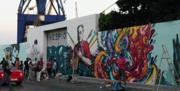 Έδωσαν παλμό και ζωή οι τοιχογραφίες του Stray Art Festival στη Σύρο, με εμπνευστή τον Χιώτη καλλιτέχνη Πάρι Ξυνταριανό