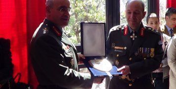 Ανταλλαγή δώρων παλαιού και νέου Ταξίαρχου