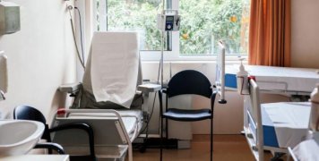 Υπάρχει κόσμος που επειδή δεν είχε τα χρήματα για τις χημειοθεραπείες, απεβίωσε − αυτό είναι απάνθρωπο Χωρίς φάρμακα, με αναβολές, καθυστερήσεις και δανεικά λεφτά, οι Έλληνες καρκινοπαθείς προσπαθούν να επιζήσουν σε ένα σύστημα υγείας απάνθρωπο και διαλυμένο.